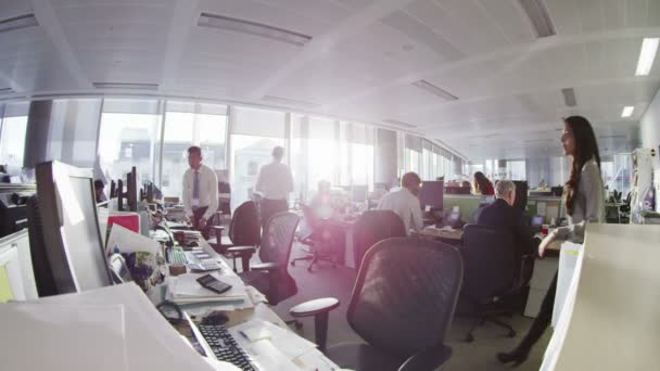 Diversifizierte Unternehmensgruppe arbeitet in modernem Großstadtbüro zusammen