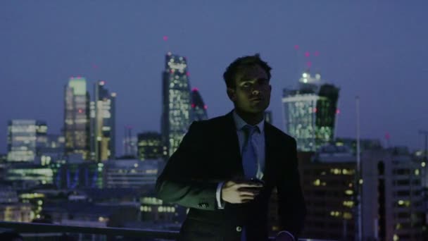 úspěšný podnikatel dívá na pohled na panorama města Londýn v noci