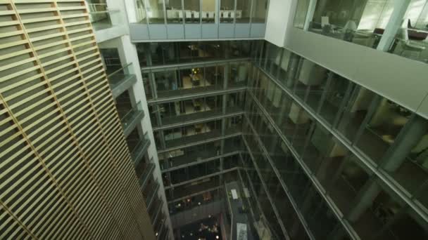 Edificio de oficinas con atrio central — Vídeos de Stock