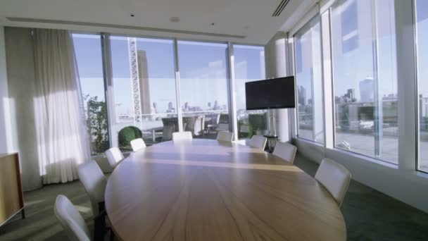 Sala de reuniões vazia no prédio de escritórios de Londres — Vídeo de Stock
