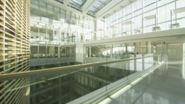 modern ofis binası ile cam bölmeler