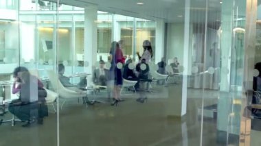 meşgul ofis çalışanlarının ofis binası
