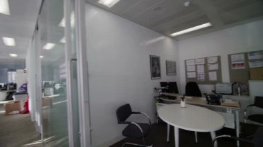 Boş Toplantı salonu ve iş istasyonları