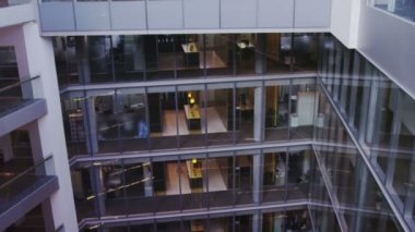 modern ofis bina cam bölmeler ve merkezi atrium ile iç görünüm