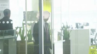 iki iş adamları birlikte sohbet