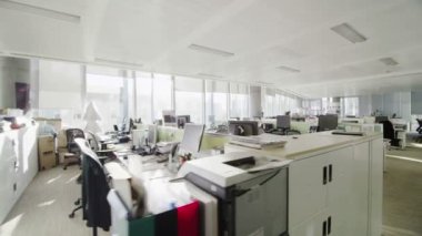 Boş ofis iş istasyonları