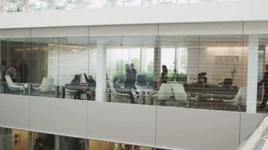 Resepsiyon alanı içinde iş adamları