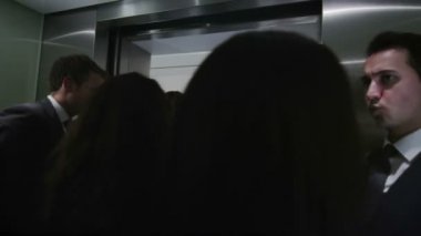 farklı iş grubu adım dışında modern ofis binasında Asansör