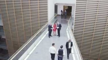 iş adamları karşılamak ve el sallamak