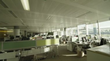 Boş ofis iş istasyonları