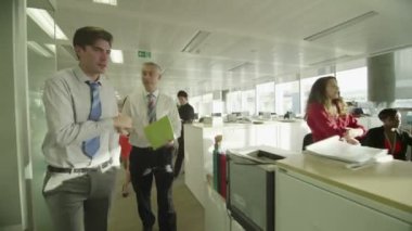 farklı iş grubu birlikte çalışma büyük modern şehir ofis