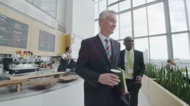 iş adamları molası kahve satın almak için sıraya