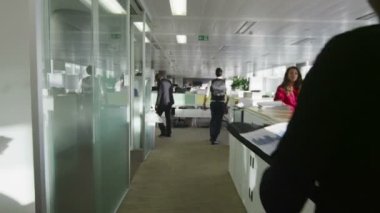 farklı iş grubu birlikte çalışma büyük modern şehir ofis