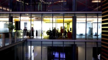 meşgul ofis çalışanlarının ofis binası