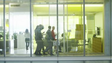 birlikte çalışan farklı iş grubu