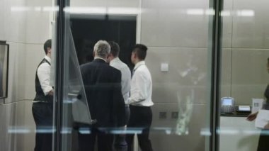 gece yarısı Yönetim Kurulu toplantısında çağdaş Office farklı iş takım