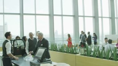 iş adamları molası kahve satın almak için sıraya