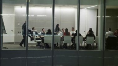 gece yarısı Yönetim Kurulu toplantısında çağdaş Office farklı iş takım
