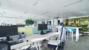 Boş ofis iş istasyonları