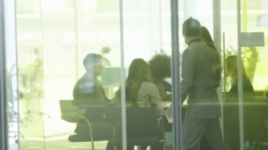 birlikte çalışan farklı iş grubu