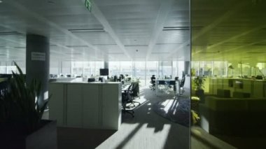 Boş ofis iş istasyonları