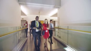 iş insanlar tartışmaya meşgul ofis binası gece boyunca yürürken