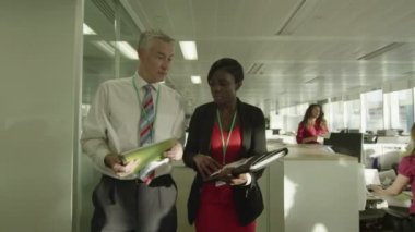 iş adamı ve iş kadını sohbet modern ofis yürürken birlikte