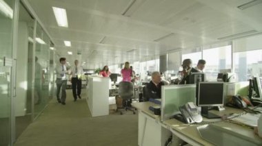 farklı iş grubu birlikte çalışma büyük modern şehir ofis