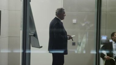 gece yarısı Yönetim Kurulu toplantısında çağdaş Office farklı iş takım