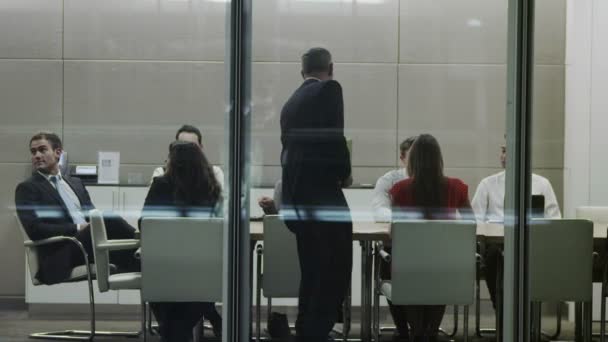 Business team in riunione in sala riunioni a tarda notte — Video Stock
