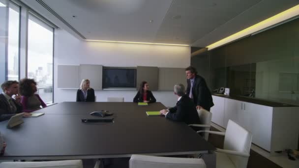Firemní obchodní tým v zasedací místnosti setkání v Londýně obecní úřad — Stock video