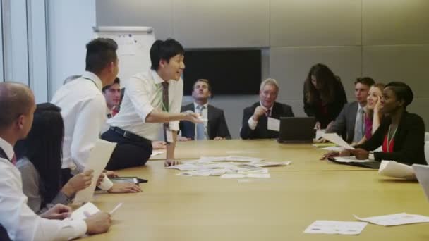 Heureuse équipe d'affaires diversifiée obtenir des nouvelles du succès d'une affaire d'affaires 