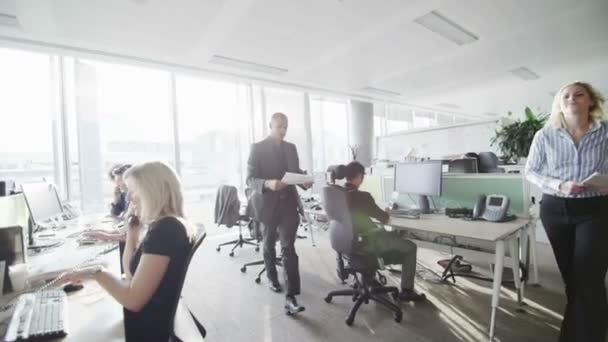 Groupe d'affaires travaillant au bureau .