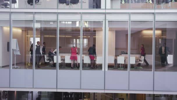 Equipo de negocios en la sala de juntas en un gran edificio de oficinas moderno — Vídeos de Stock