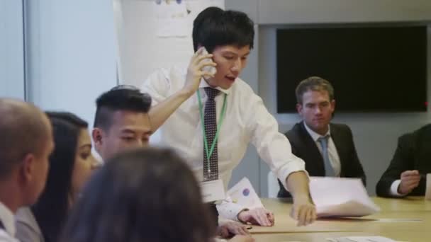 Heureuse équipe d'affaires diversifiée obtenir des nouvelles du succès d'une affaire d'affaires 