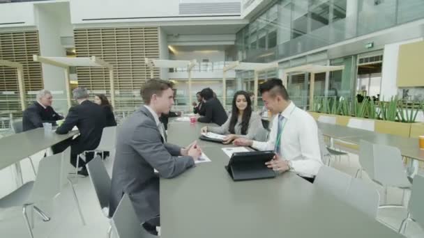 Les gens d'affaires discutent dans la cantine d'entreprise — Video