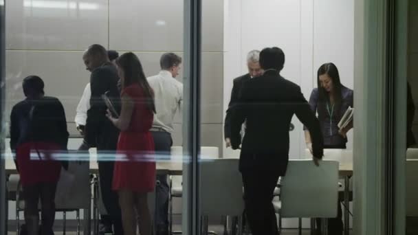 Obchodní tým v zasedací místnosti setkání pozdě v noci — Stock video