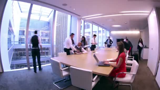 Geschäftsteam arbeitet in Vorstandsetage zusammen — Stockvideo