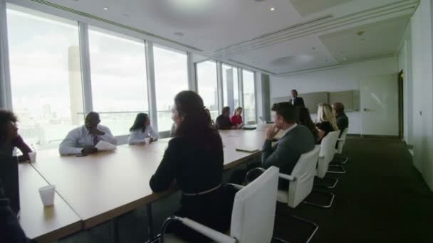 Zakelijke team in bestuurskamer vergadering — Stockvideo