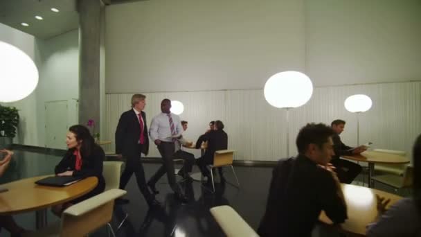 Groupe d'affaires informel bavardant dans le hall 