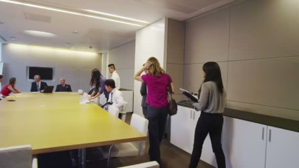 在一个现代化的大型办公大楼会议室开会的商业团队 — 图库视频影像
