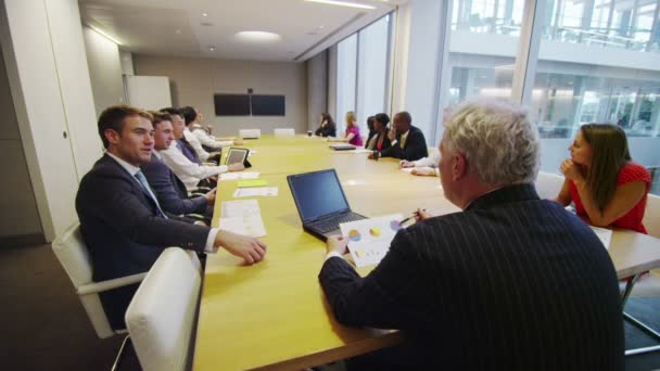 Diversos equipos de negocios participaron en una conferencia telefónica en la reunión de la sala de juntas — Vídeos de Stock