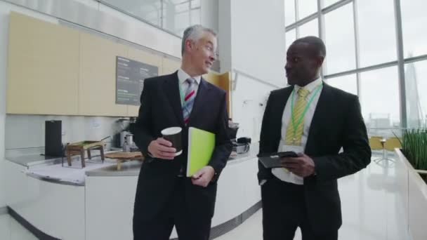 Business people take break in company canteen — Stock Video