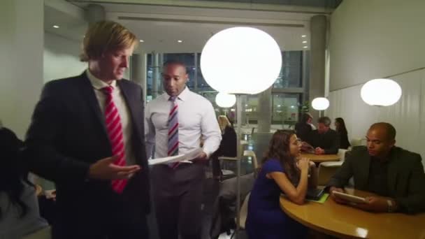 Groupe d'affaires informel bavardant dans le hall 