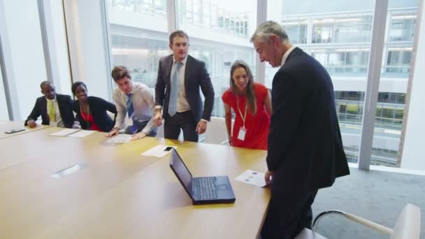 Разнообразная команда бизнесменов пожимает руки — стоковое видео