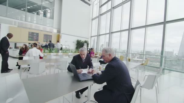 Affärsmän ta paus i företaget canteen — Stockvideo