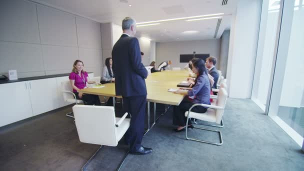 Ομάδα επιχειρήσεων στην αίθουσα συνεδριάσεων συνάντηση — Αρχείο Βίντεο