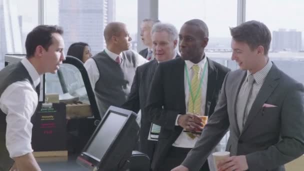 Business people on break queue up to buy coffee — Stock Video