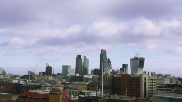 Облака, движущиеся над горизонтом города — стоковое видео