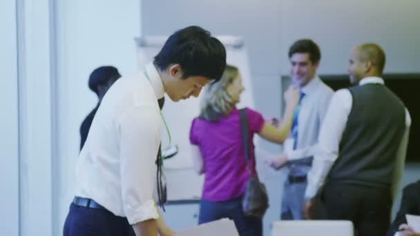 Une équipe d'affaires diversifiée travaillant ensemble dans la salle de réunion du bureau moderne 